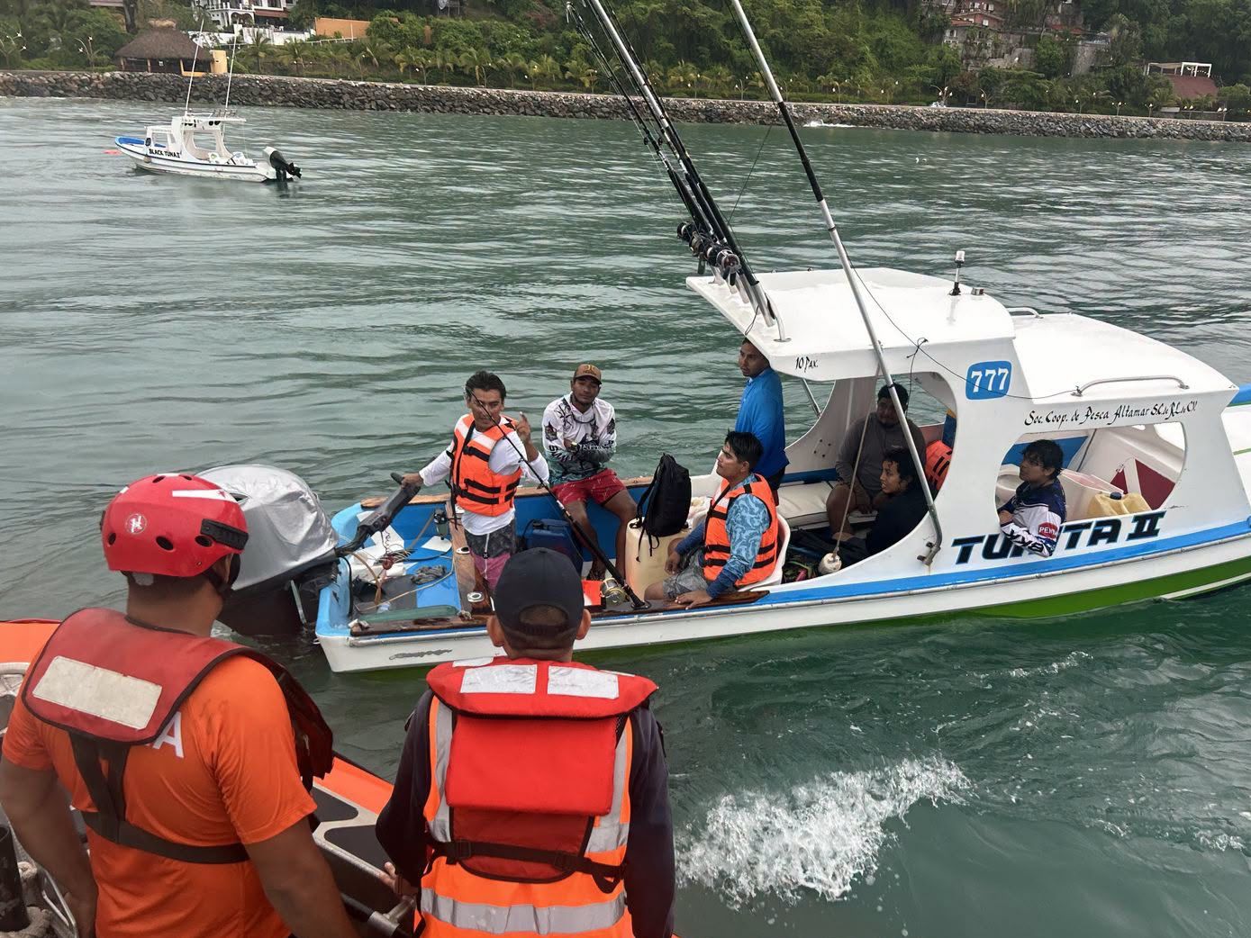 Rescatan a pescadores que quedaron a la deriva