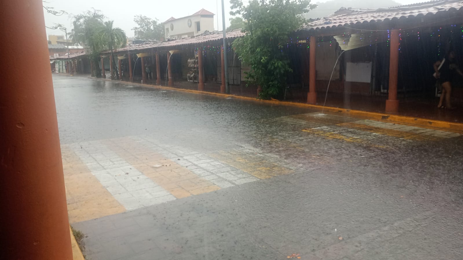 Lluvia y vientos fuertes sorprenden a ciudadanos en Zihuatanejo