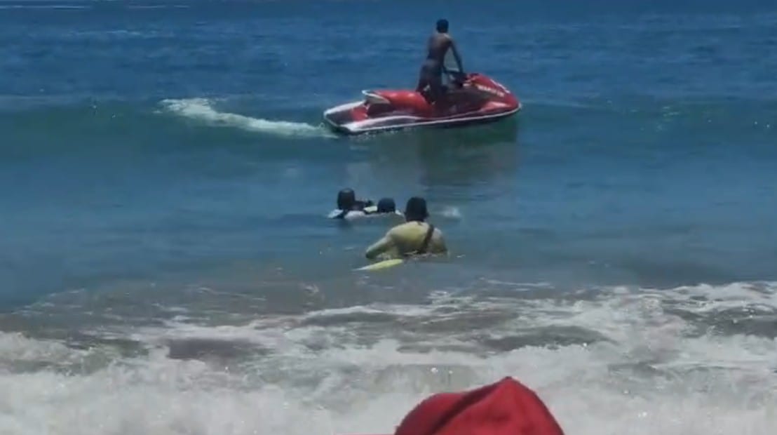 Rescatan a dos turistas arrastrados por la corriente en Playa El Palmar, Ixtapa