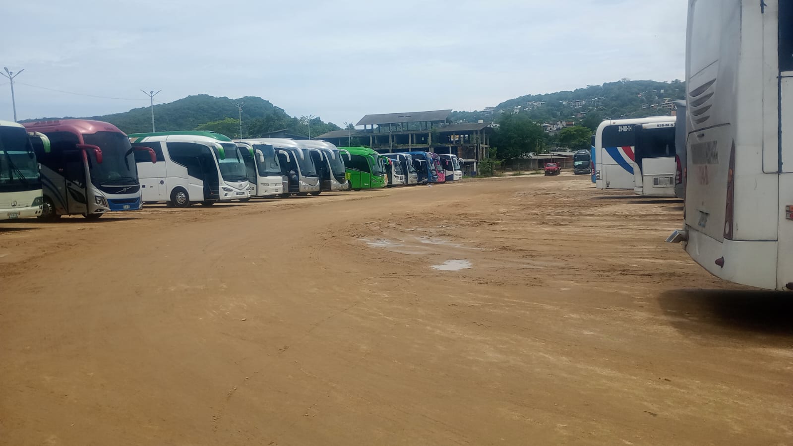 Turismo de excursión llena estacionamiento de Las Salinas y deja derrama económica en Zihuatanejo