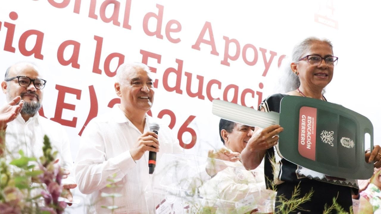 Reconoce Gobierno de Guerrero la trayectoria de más de mil trabajadores de apoyo a la educación