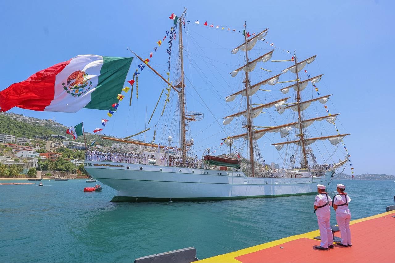 Evelyn Salgado acompaña al zarpe del Buque Escuela Cuauhtémoc en Acapulco