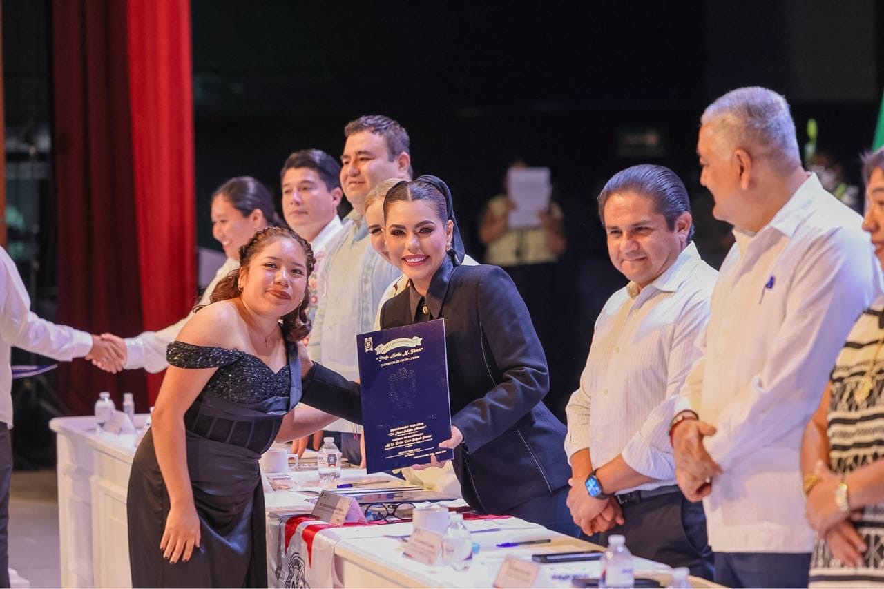 La Preparatoria 1 de la UAGro celebra la graduación con Evelyn Salgado como Madrina de Generación 2023-2026