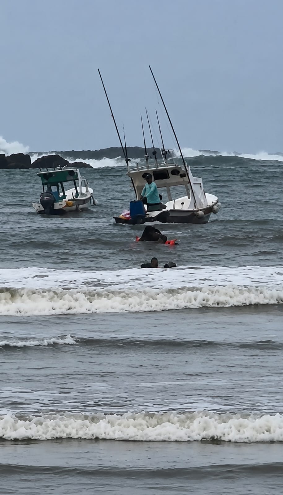 Lancheros rescatan a turistas arrastrados por olas de mar de fondo en Playa Linda