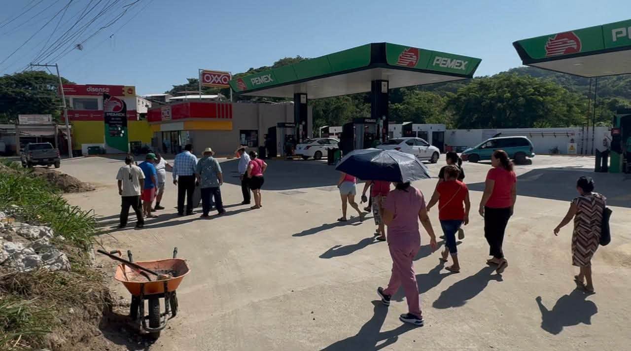Vecinos de Tecpan protestan por problemas de drenaje que atribuyen a nueva gasolinera
