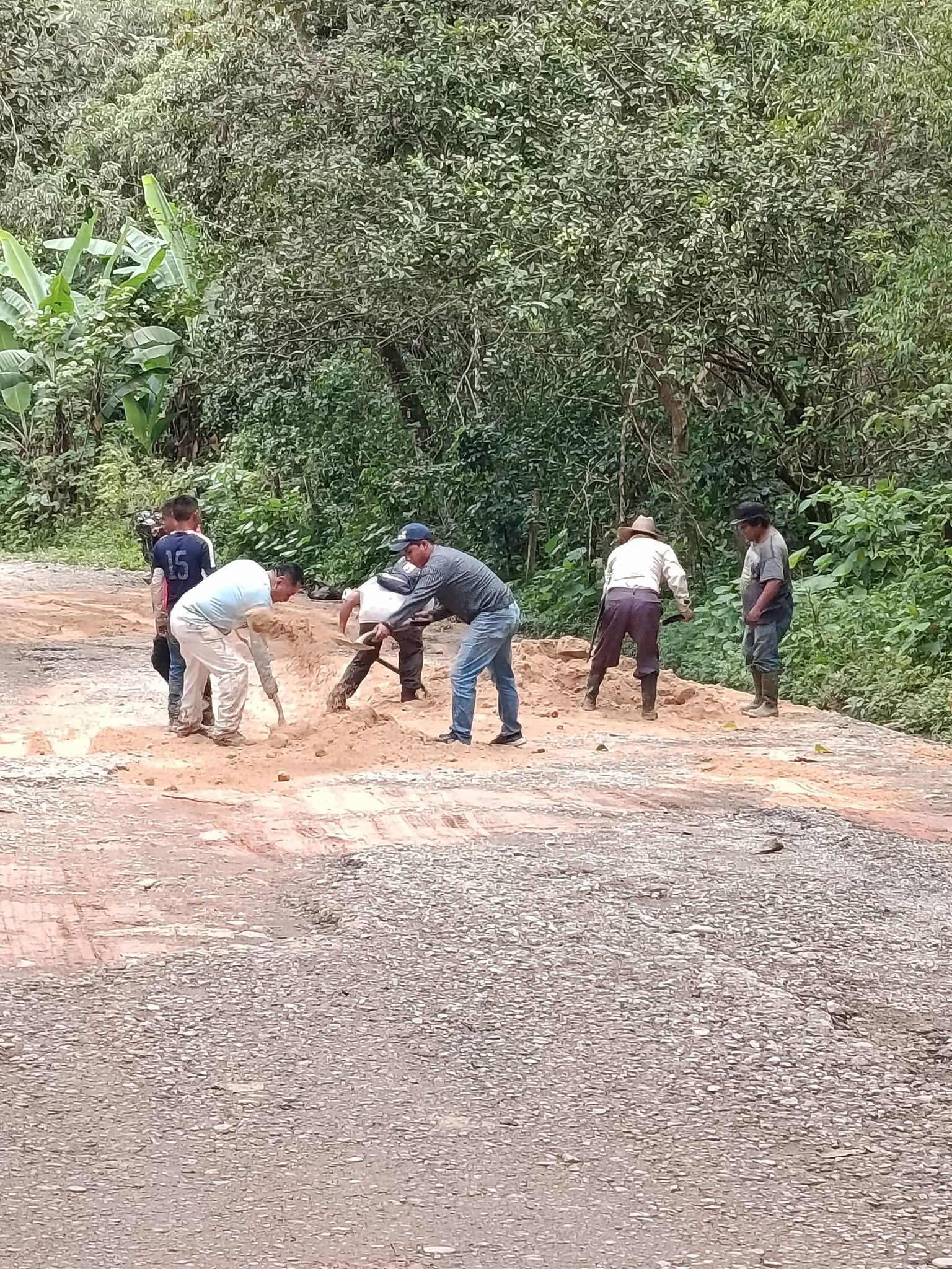 Vecinos reparan con sus propias manos un bache en camino de Atoyac