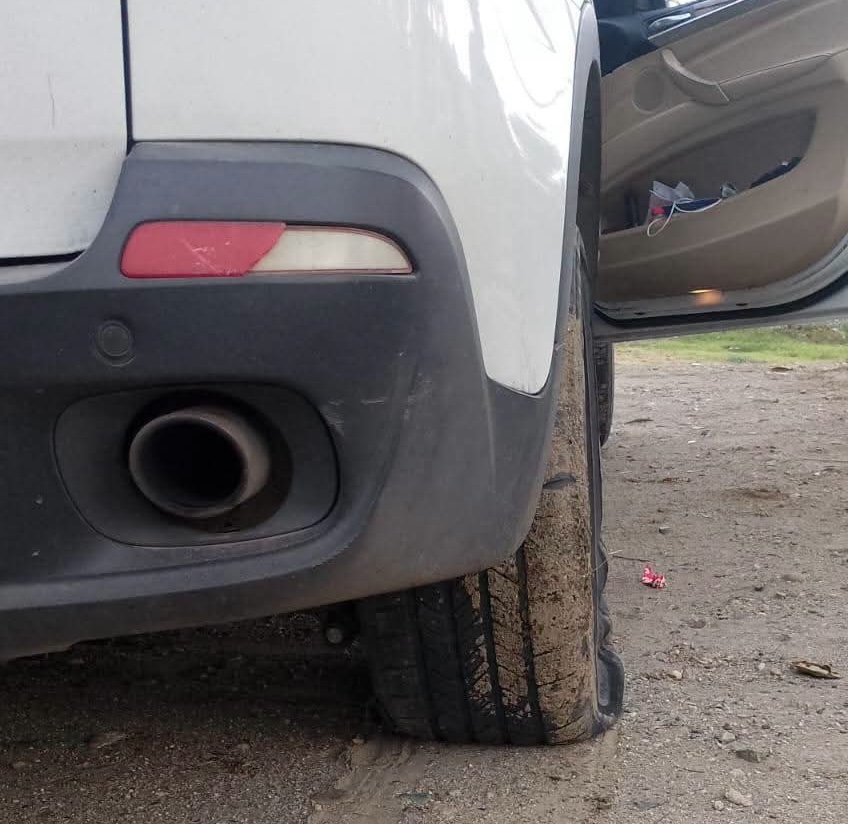 Bache en la Acapulco-Zihuatanejo revienta llanta de vehículo en Tecpan