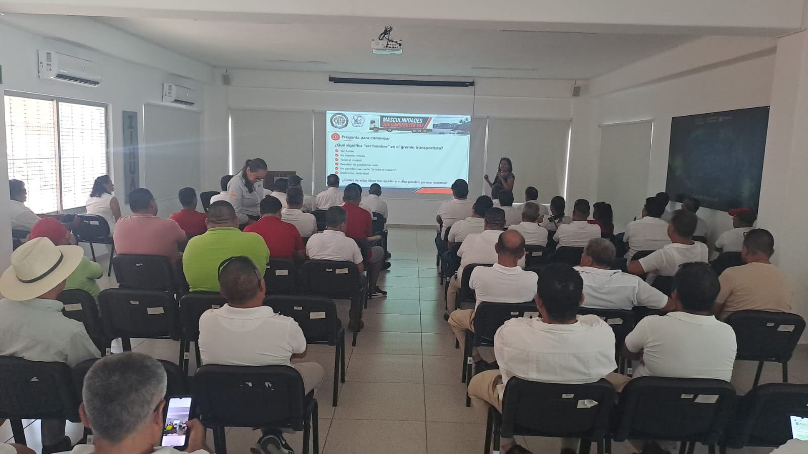Capacitan a transportistas de Zihuatanejo para prevenir acoso a usuarios