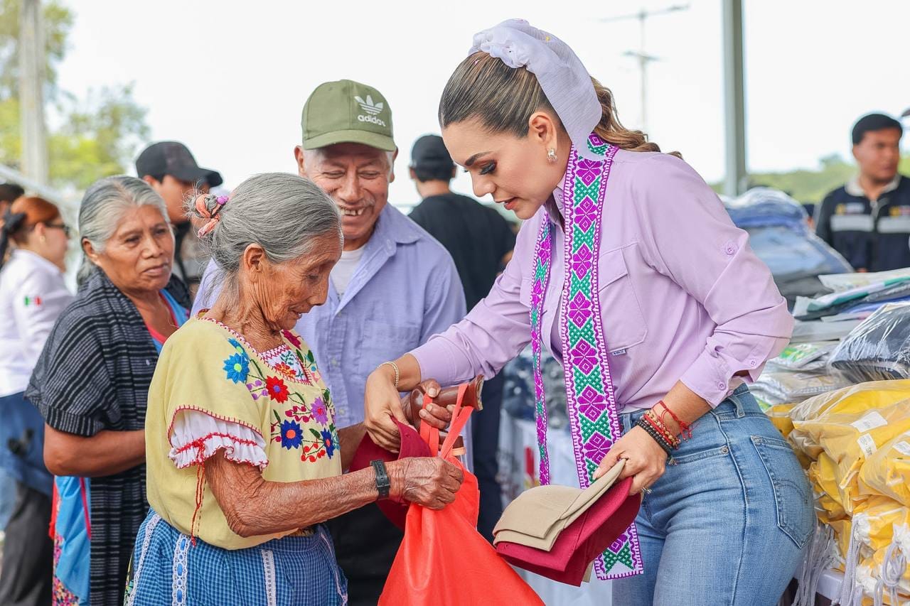 Evelyn Salgado y Rocío Bárcena llevan el Tianguis del Bienestar a Xicotlán dentro del Plan Maestro para la Montaña