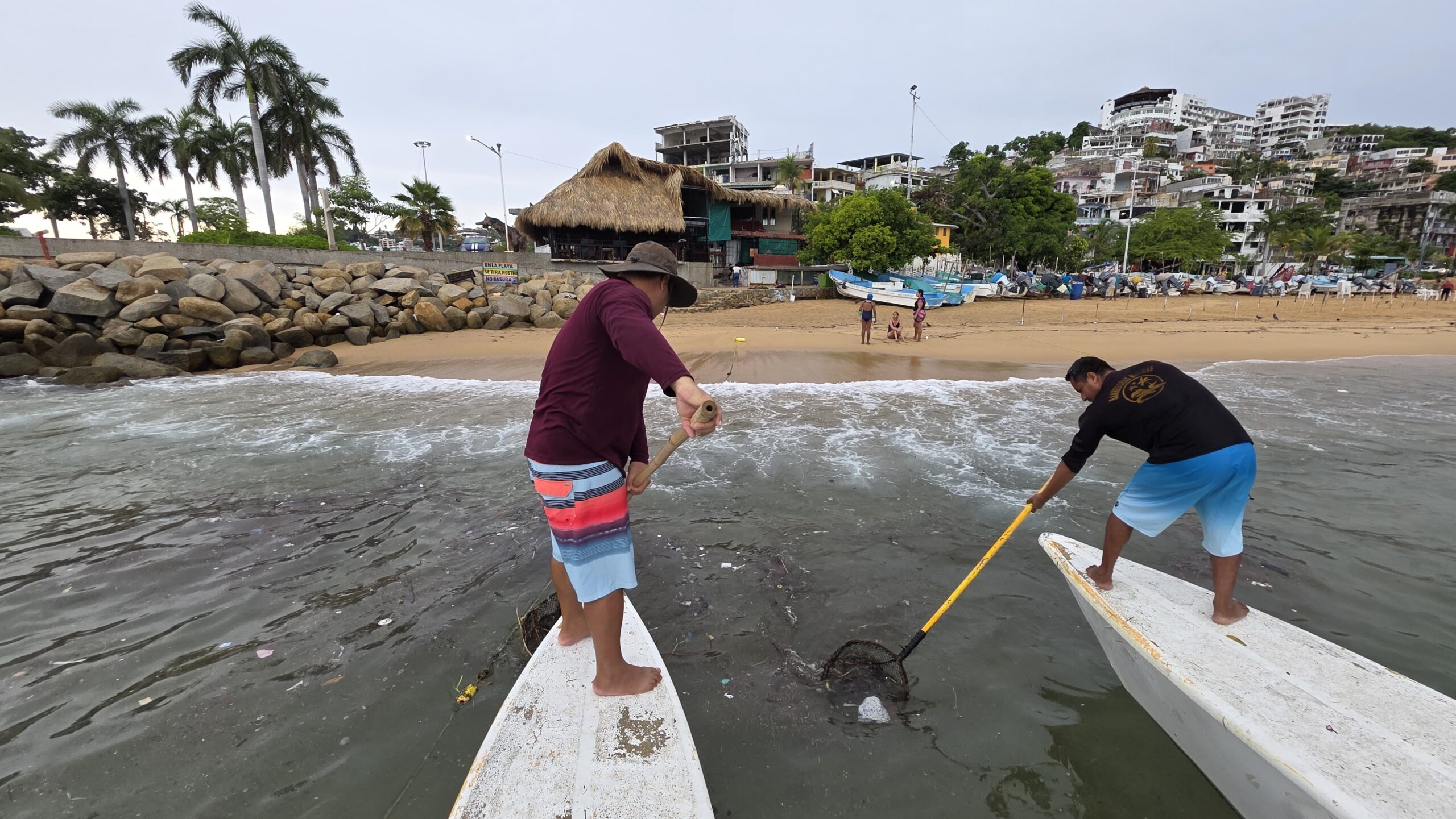Intensifican labores de limpieza en playas de Acapulco por temporada vacacional de verano