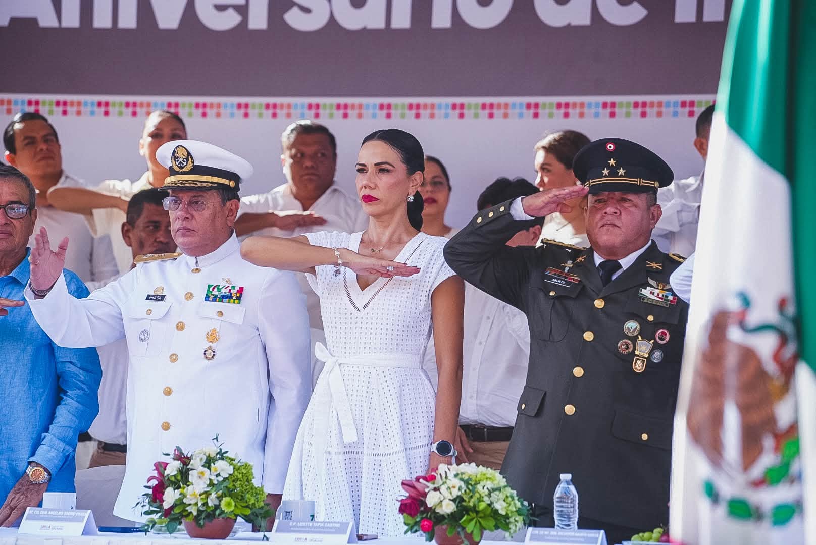Con orden y alta participación, Lizette Tapia encabeza el desfile del 216 aniversario de la independencia de México 