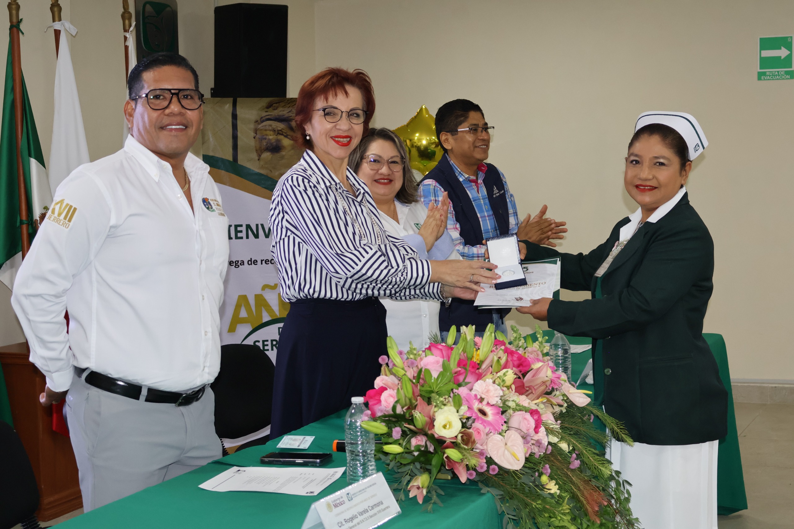 Reconoce IMSS Guerrero a 40 trabajadoras y trabajadores por años de servicio