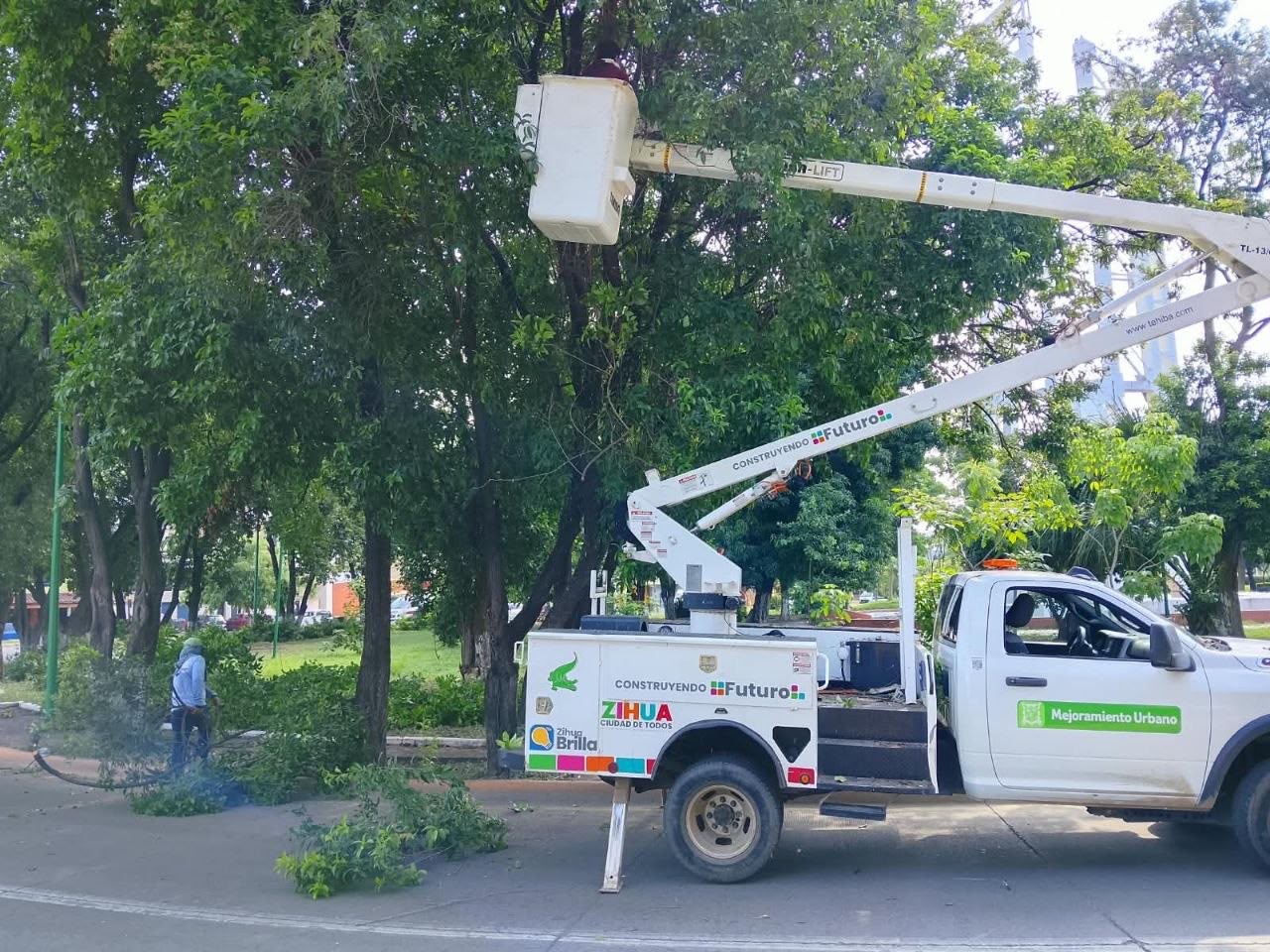 Instala Mejoramiento Urbano nueva iluminación en los alrededores del Ayuntamiento y la Fuente del Sol