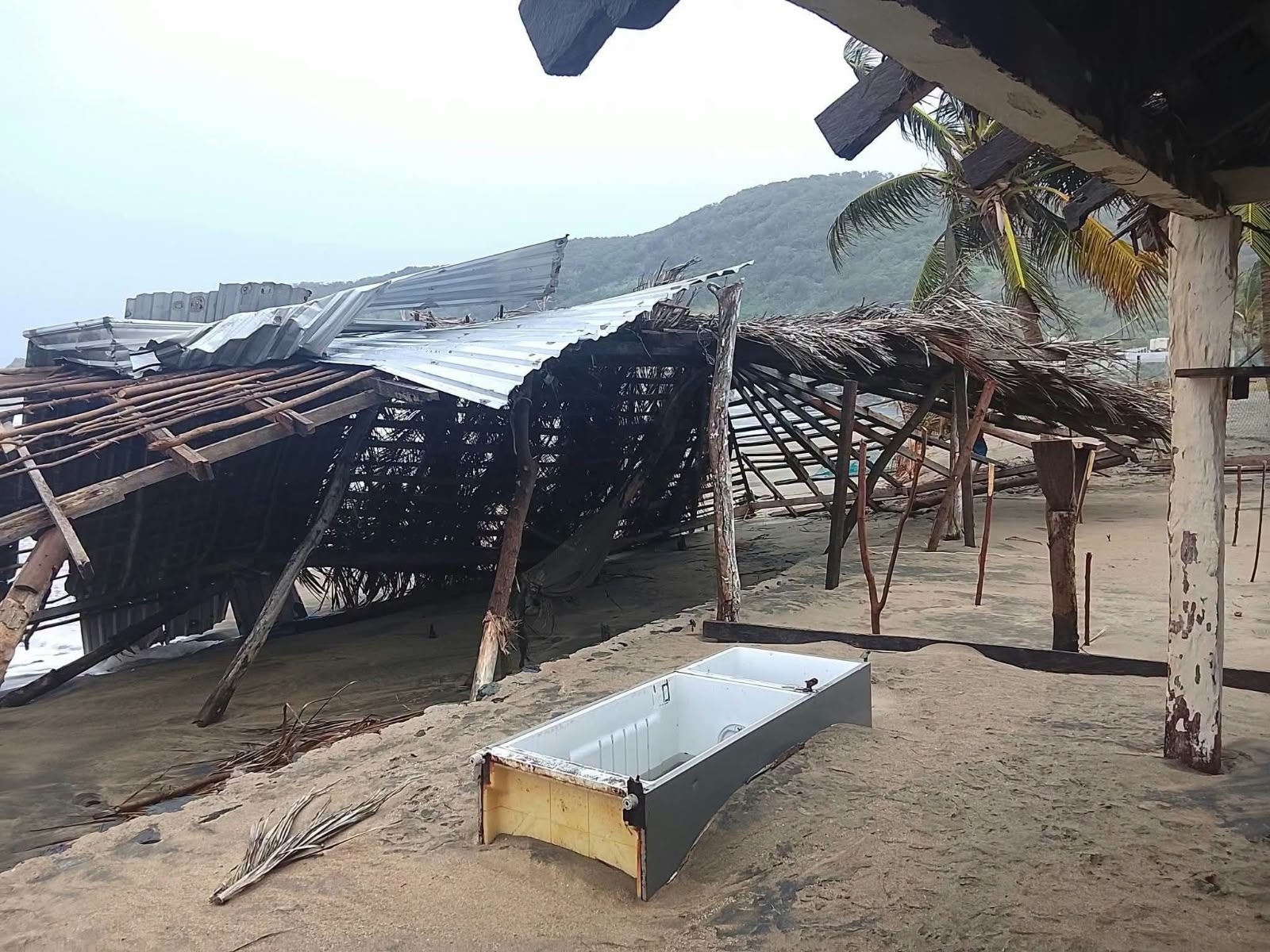 Viento de la tormenta Rachel derriba enramada en Puerto Vicente Guerrero