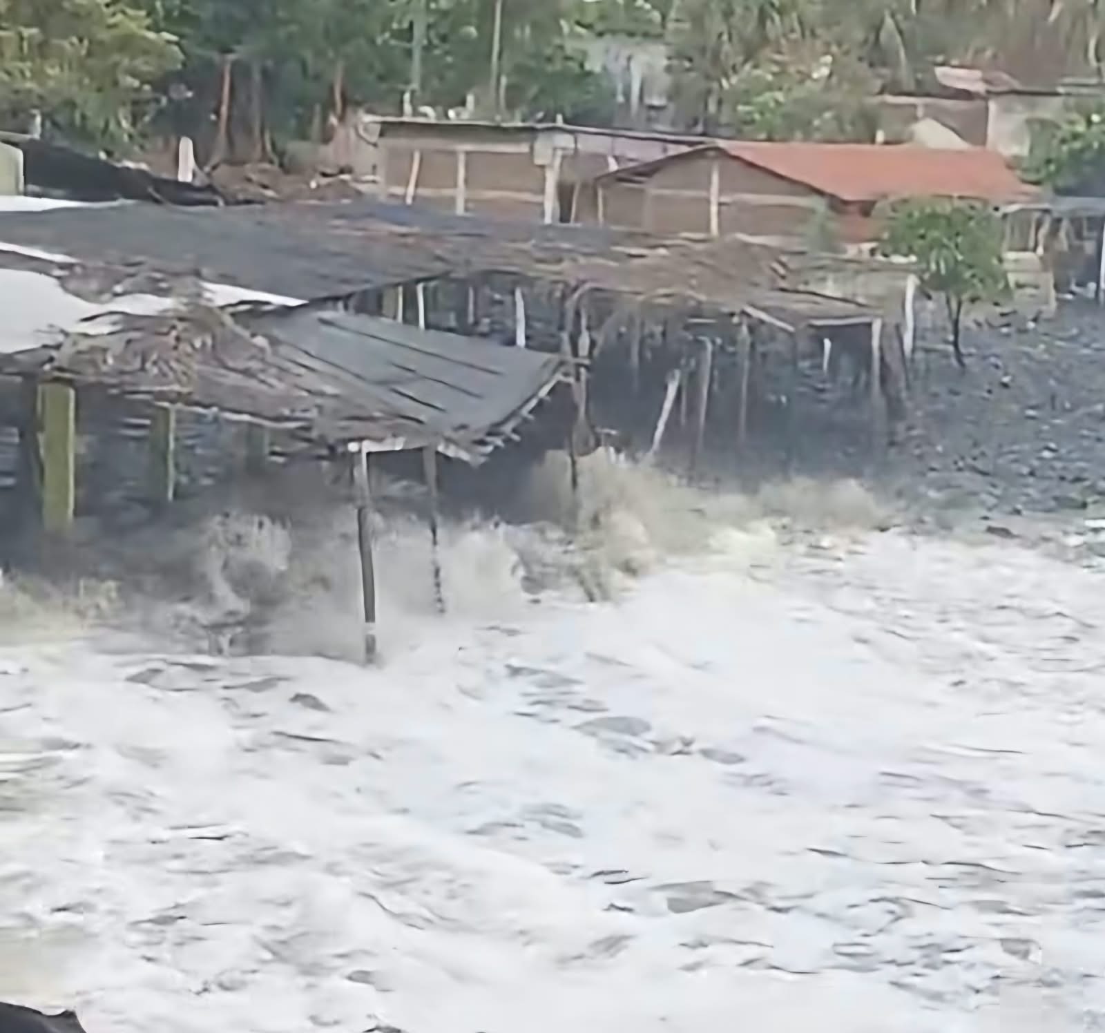 Oleaje del huracán Polo afecta restaurantes y viviendas en Cayaquitos