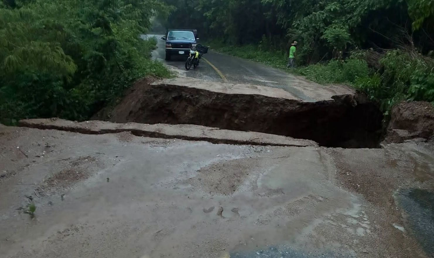 Corte de carretera deja incomunicadas a comunidades de Coyuca de Benítez