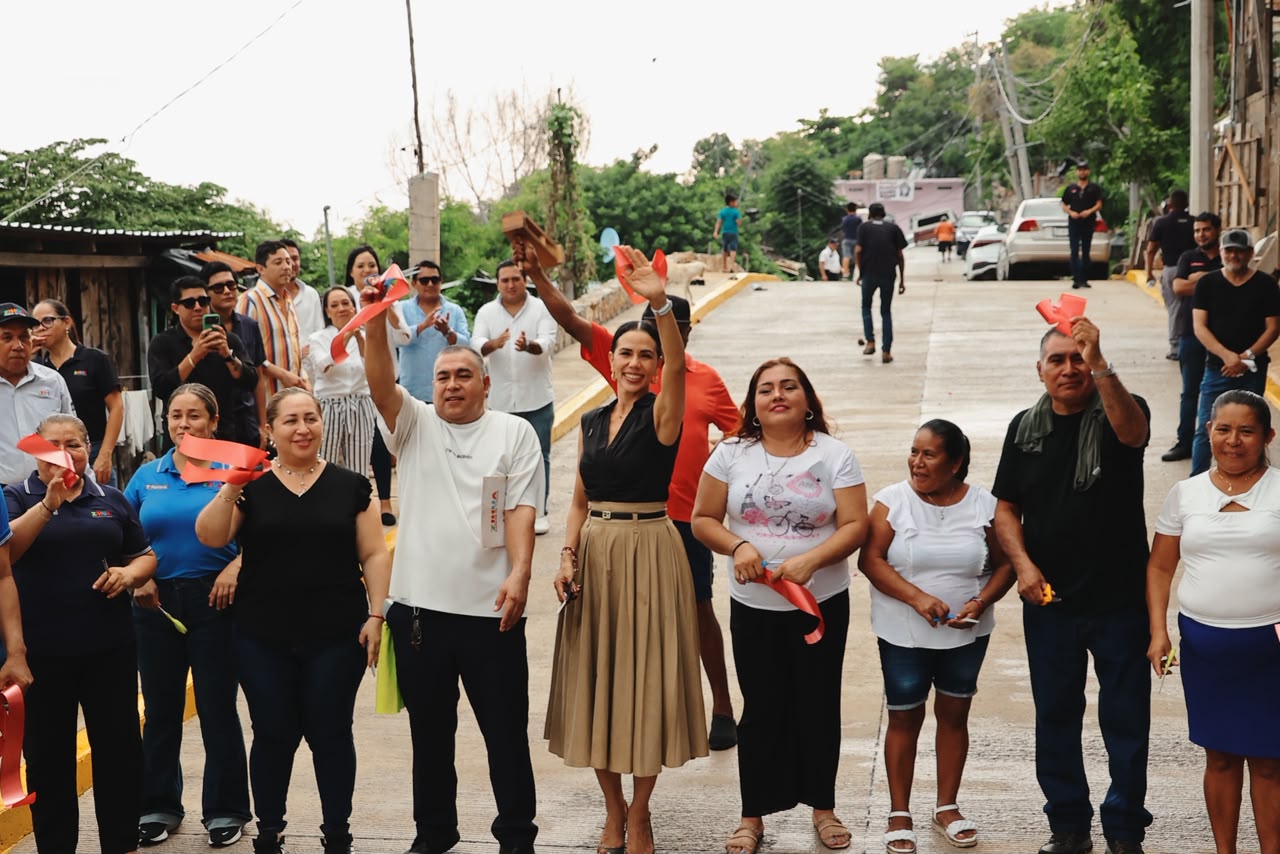 Entrega Lizette Tapia Castro calle y andador pavimentados