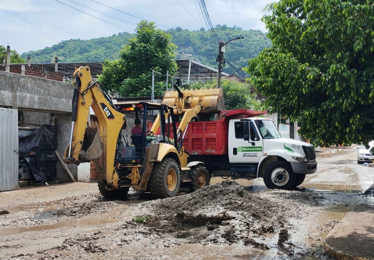 Gobierno de Zihuatanejo atiende limpieza en vialidades luego de la intensa lluvia de la madrugada de este domingo