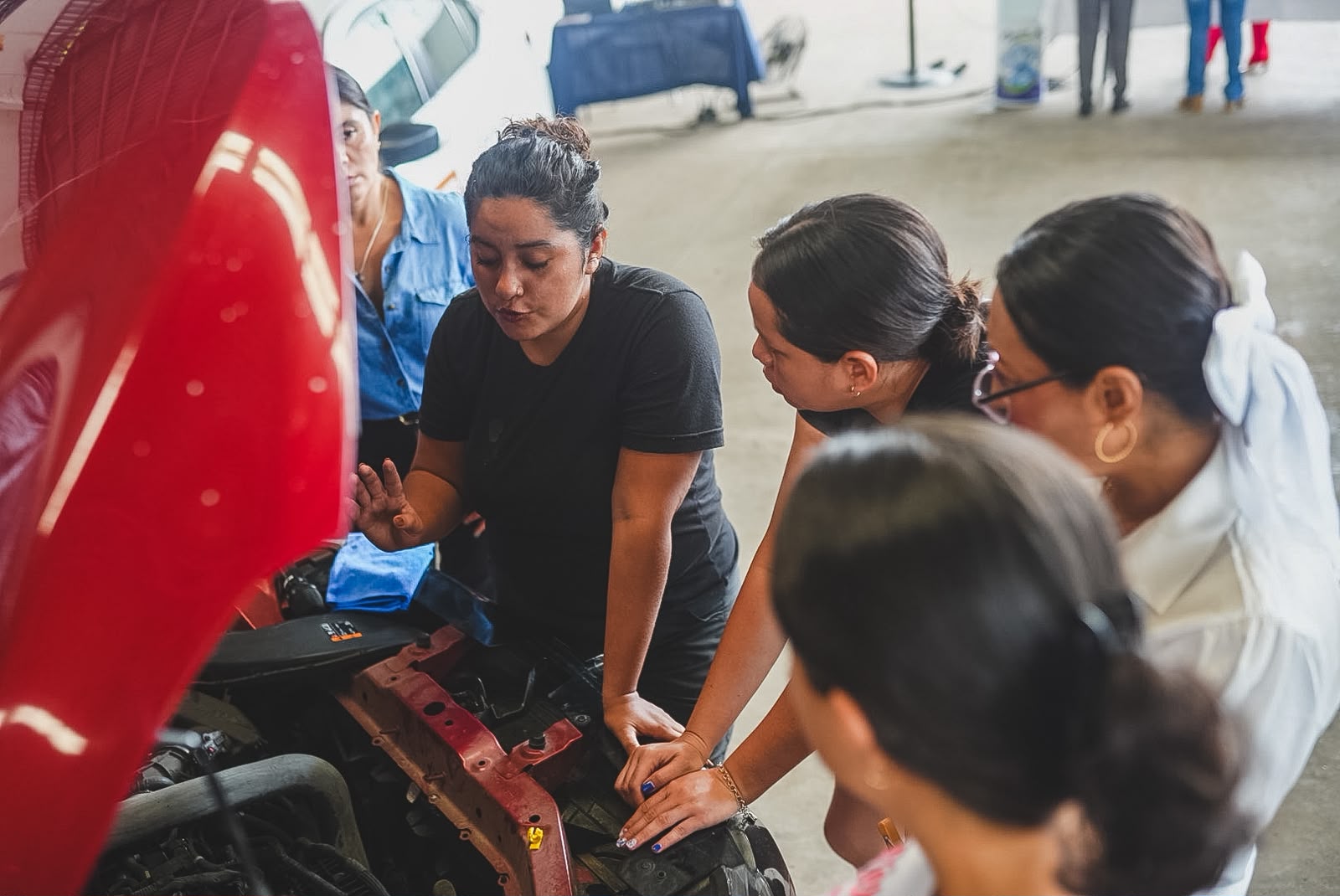 Gobierno de Zihuatanejo imparte capacitación sobre mecánica automotriz a grupo de mujeres