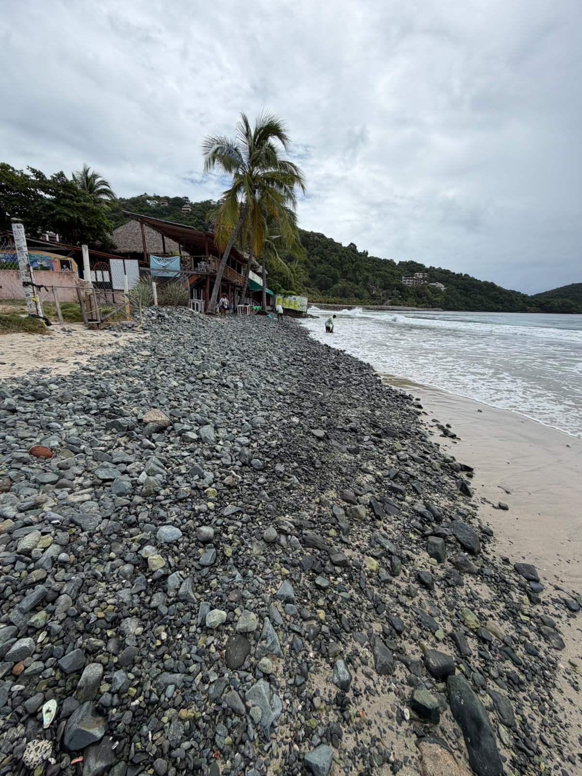 Playa La Ropa invadida por rocas; restauranteros reportan pérdidas económicas