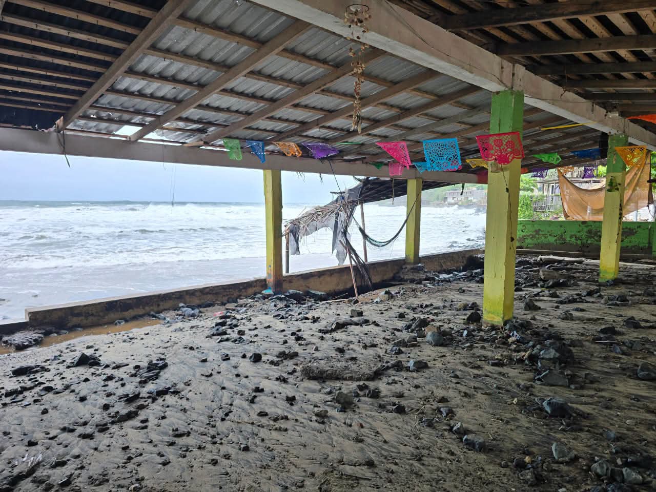 Prestadores turísticos de Costa Grande solicitan apoyo para recuperar negocios dañados por el oleaje