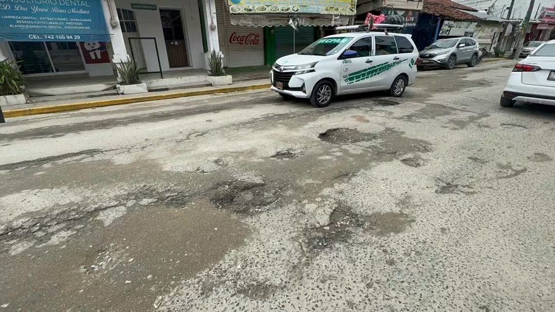Lluvias agravan daños en la carretera federal que cruza Tecpan