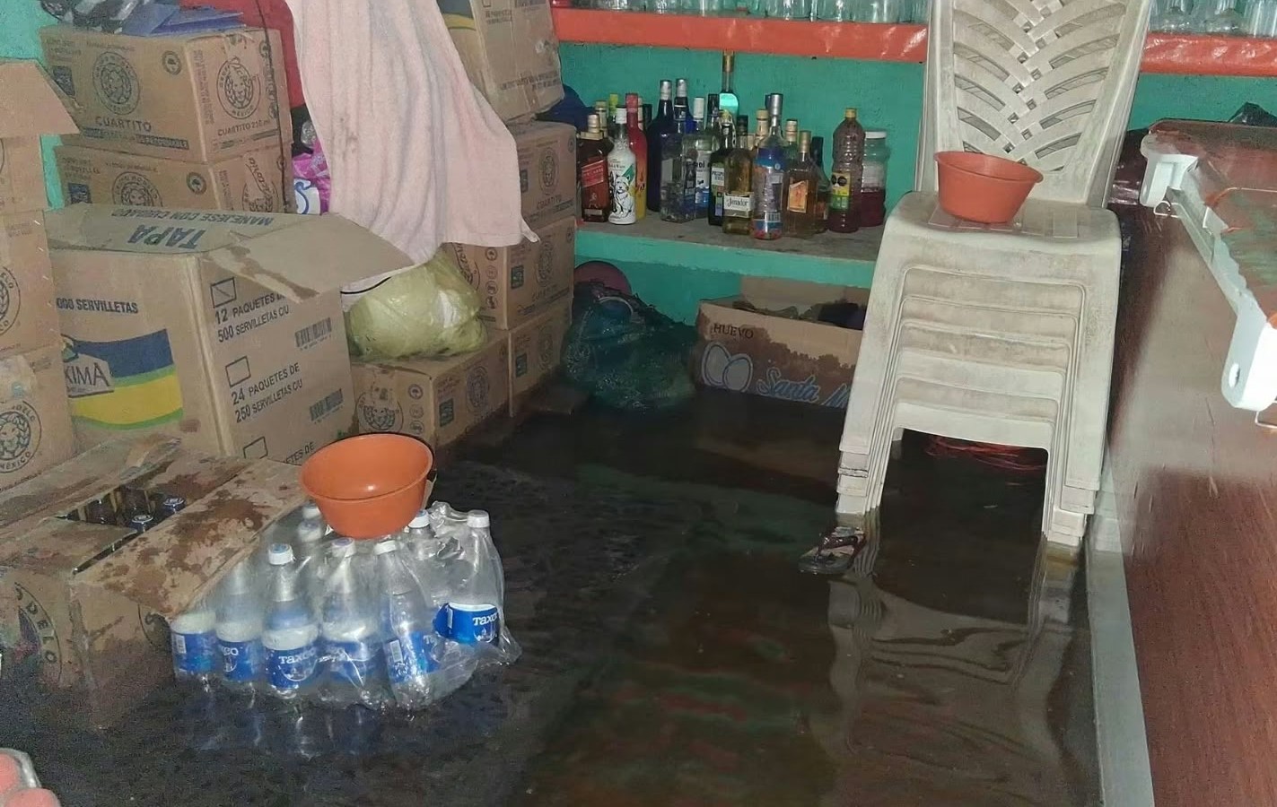 Huracán Simón causa daños en restaurante turístico de Bahías de Papanoa