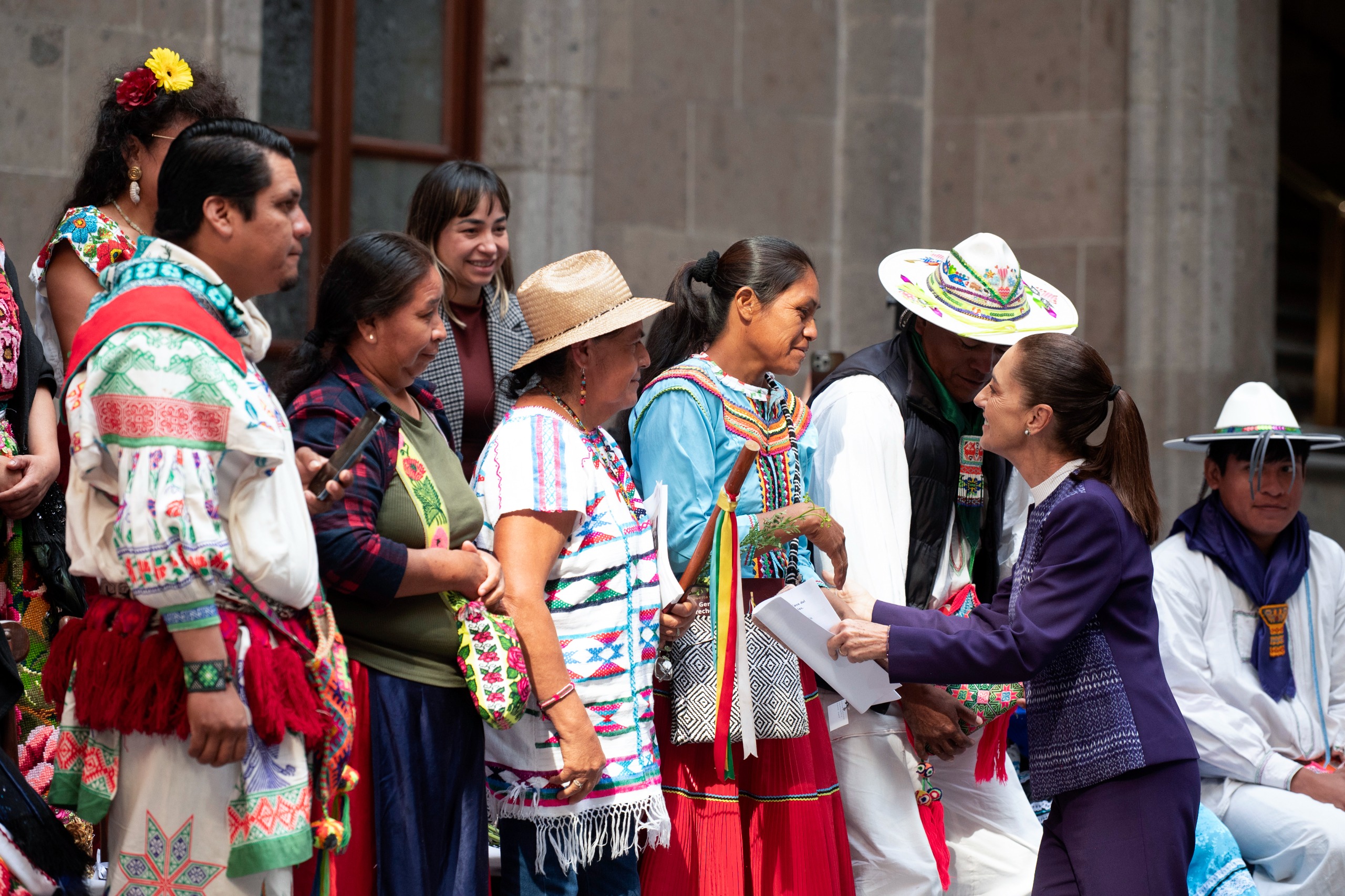 En el Día de la Resistencia Indígena, Presidenta Claudia Sheinbaum anuncia que, a petición de los pueblos originarios y afromexicano, se amplía periodo de consulta de la iniciativa de Ley General