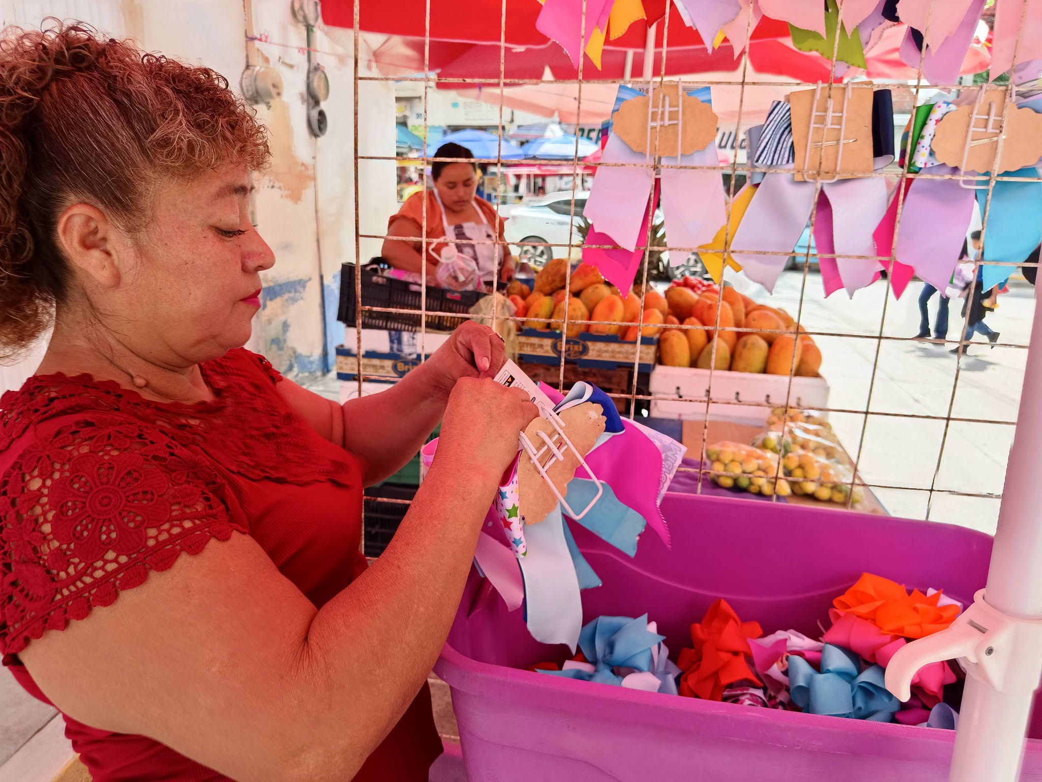 Julia Díaz transforma su creatividad en un emprendimiento artesanal en Atoyac