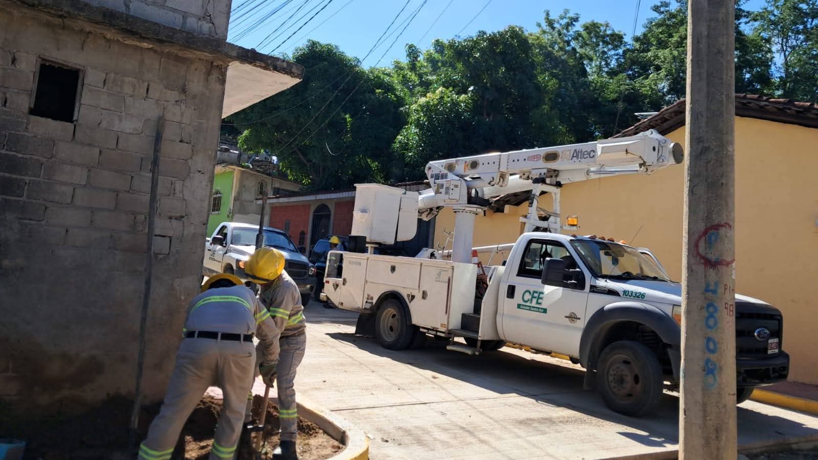 Dejan sin luz a cinco colonias de Atoyac; vecinos reclaman falta de aviso de la CFE