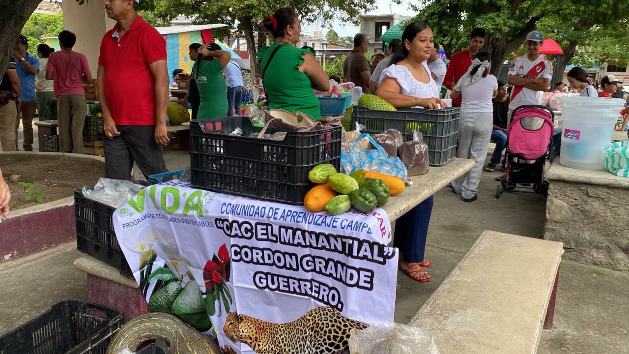 Abren espacio de venta directa para productores de la sierra en Tecpan