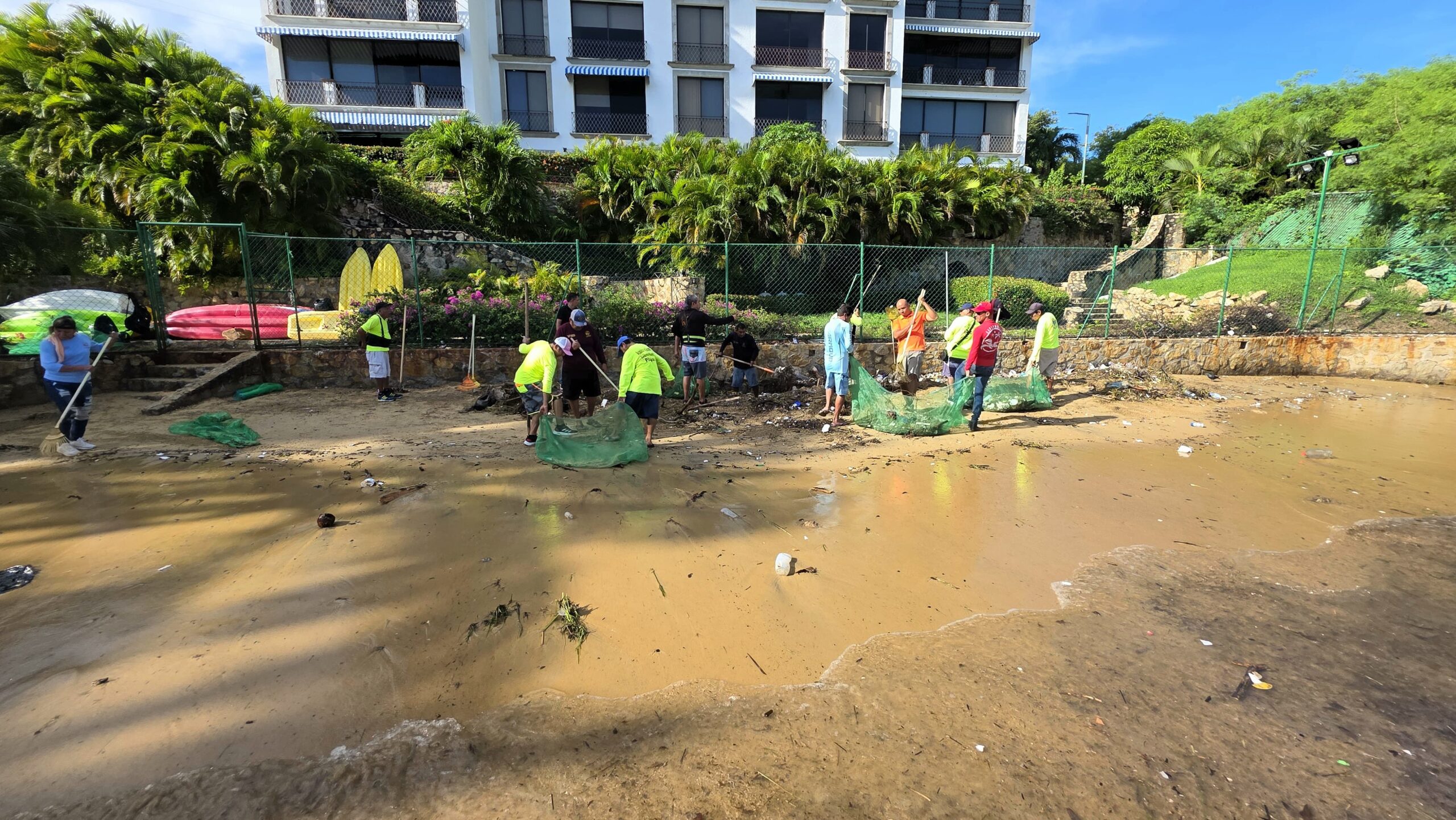 Continúa limpieza en Playa Honda; prevén retirar 30 toneladas de residuos