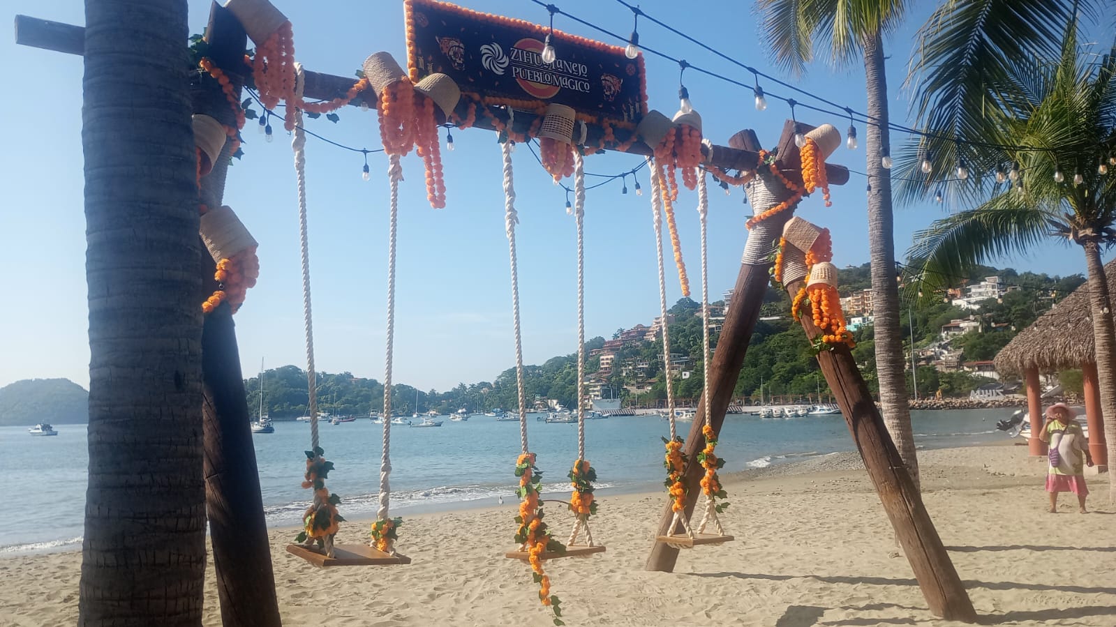 Instalan adornos de Día de Muertos en espacios públicos de Zihuatanejo