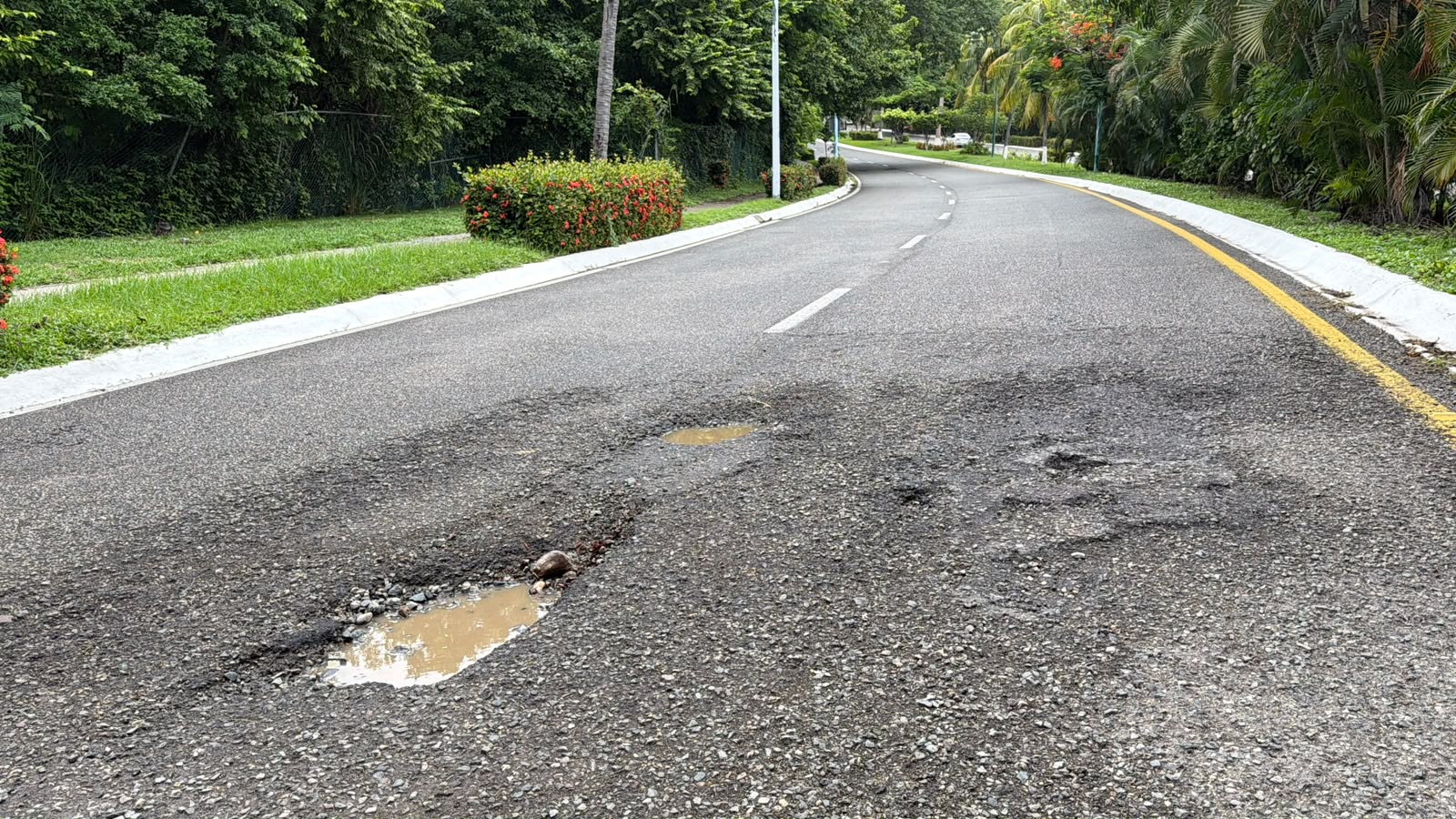 Vialidades de Ixtapa sumidas entre baches y abandono de CEASII