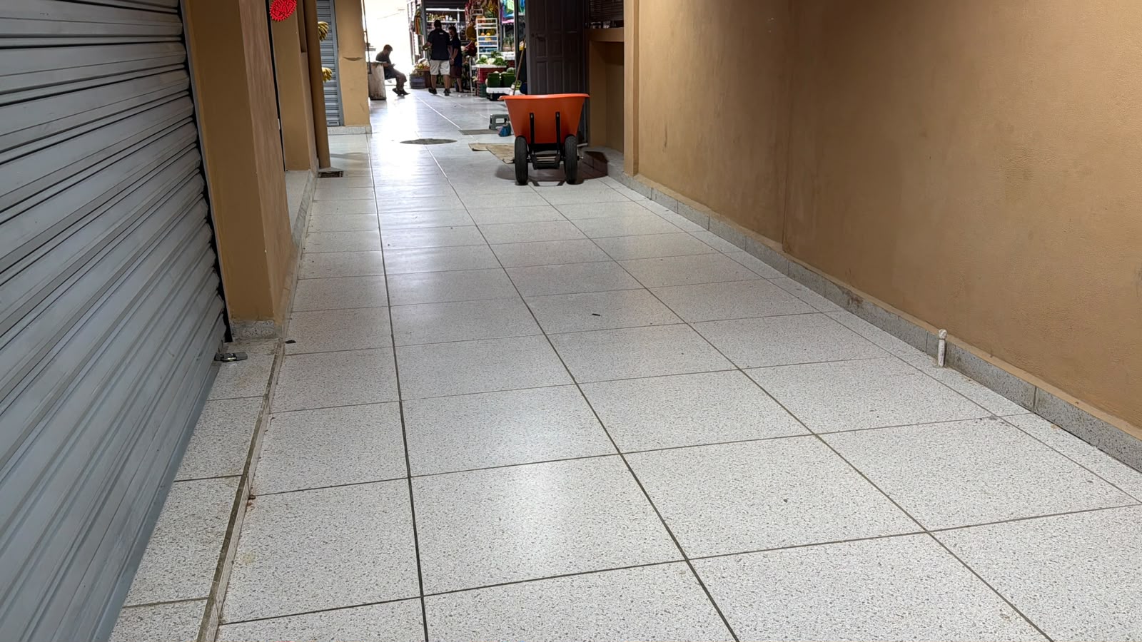Locatarios piden colocar antiderrapantes en área remodelada del mercado