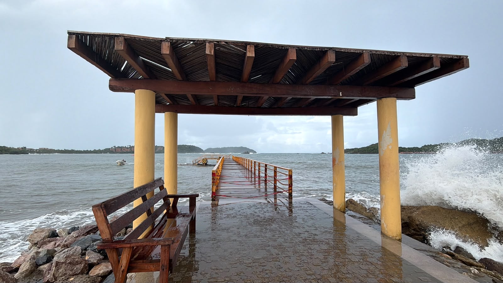 Oleaje agrava daños del muelle de Playa Linda Ixtapa
