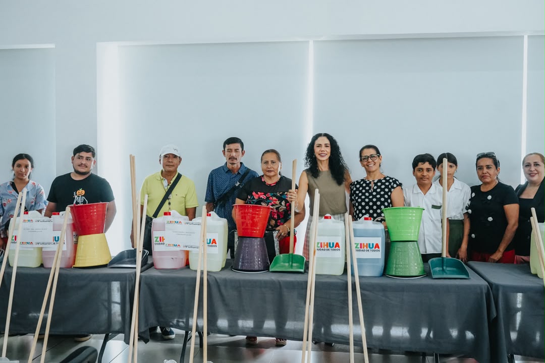 Presidenta Lizette Tapia Castro entrega apoyos a escuelas para beneficiar a más de 2,800 alumnos