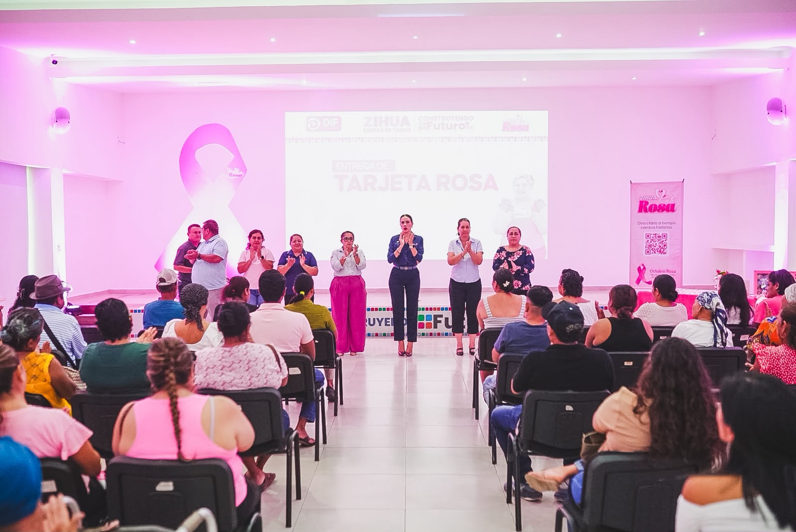 Lizette Tapia Castro entrega la Tarjeta Rosa a mujeres y hombres afectados por el cáncer