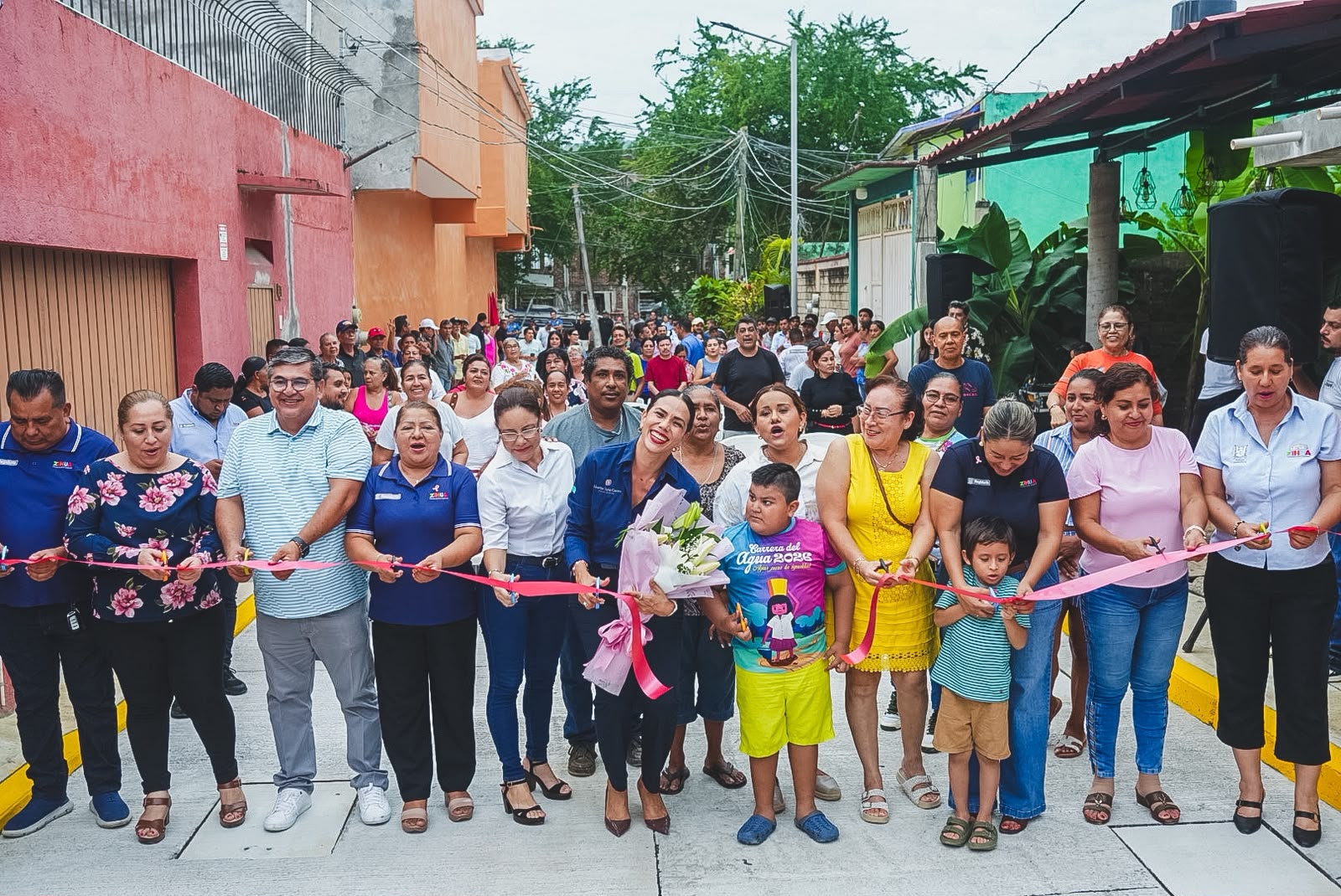 Lizette Tapia Castro entrega andador en la emblemática colonia Darío Galeana