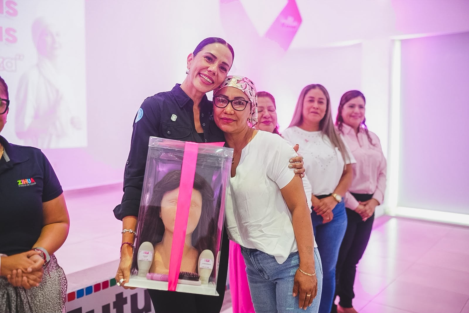 La presidenta Lizette Tapia Castro entrega pelucas oncológicas y prótesis mamarias a mujeres con cáncer