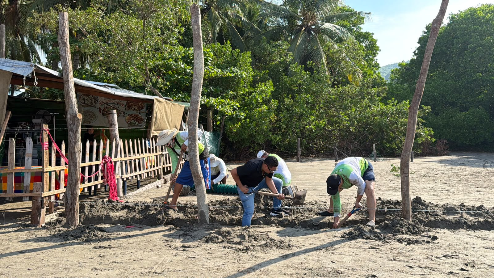Reinstalan malla para impedir acceso al estero El Negro en playa Linda