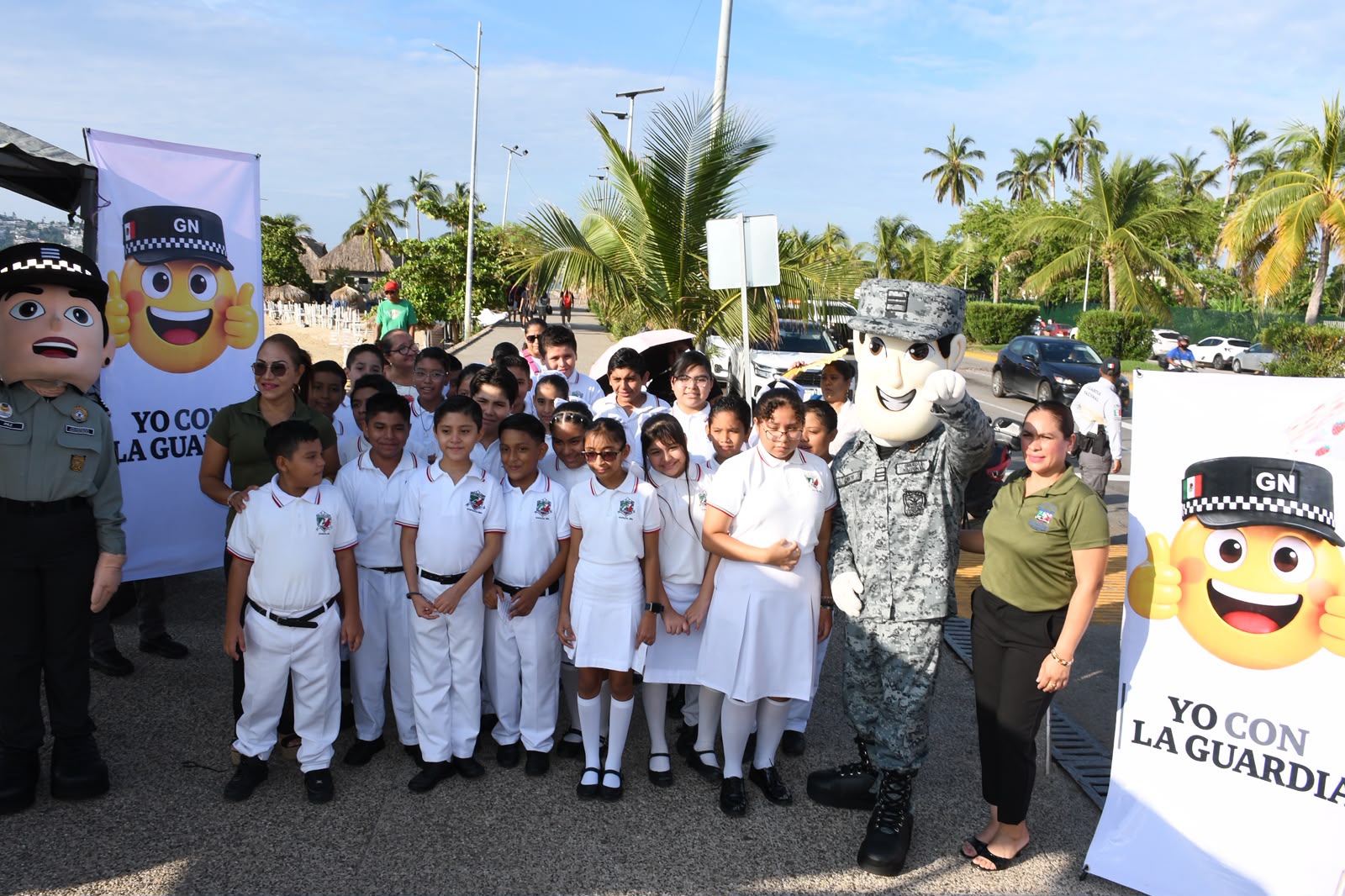 Convivencia cívica con Guardia Nacional y Escuela Primaria en Izamiento de Bandera en Acapulco
