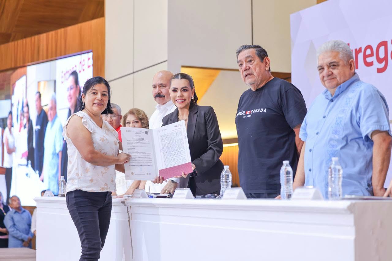 Entrega Evelyn Salgado escrituras y títulos de propiedad a familias de Chilpancingo; garantiza certeza jurídica a su patrimonio
