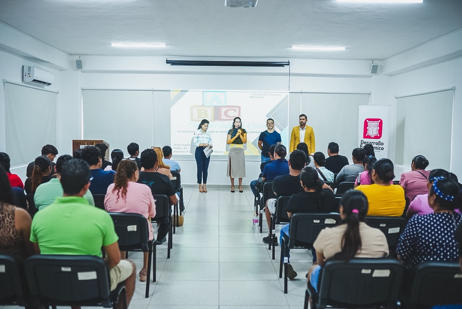 Gobierno de Zihuatanejo ofrece capacitación para mejorar la calidad en el servicio