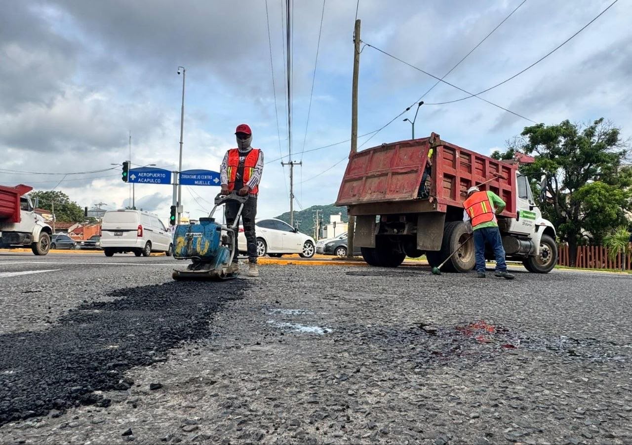 Gobierno Municipal atiende bacheo en vialidades de Zihuatanejo