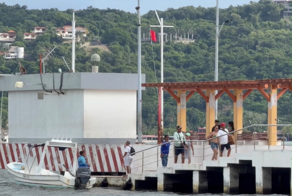 Cierran puerto de Zihuatanejo por depresión tropical y fuerte oleaje