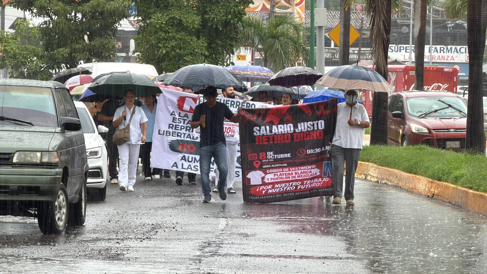 Trabajadores del Seguro Social en Zihuatanejo marcharon también el fin de semana