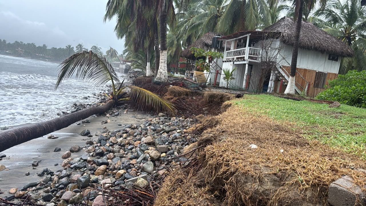 Mar de fondo y huracanes simón y rachel dejan daños severos en playa La Saladita, en La Unión