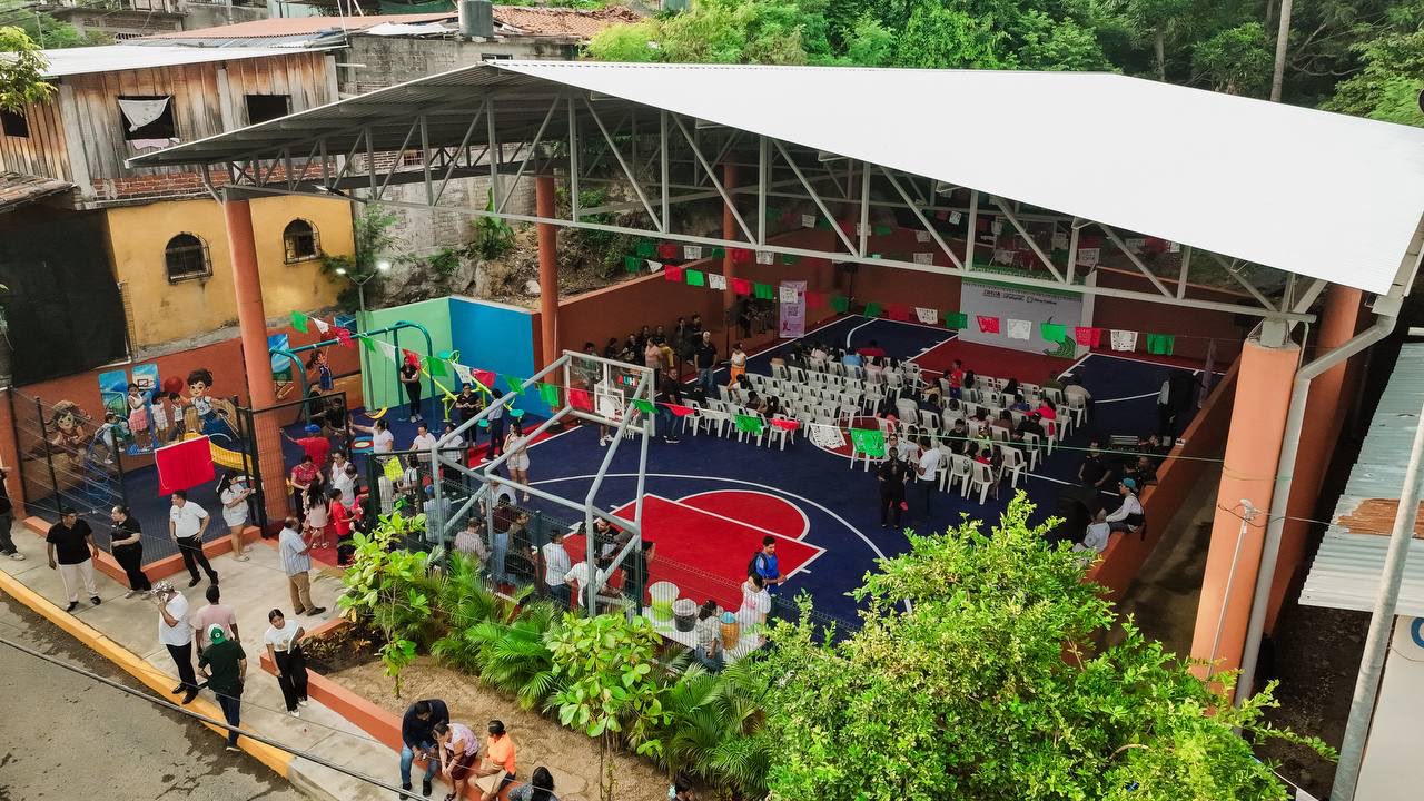 Inaugura Lizette Tapia espacio deportivo techado en Agua de Correa