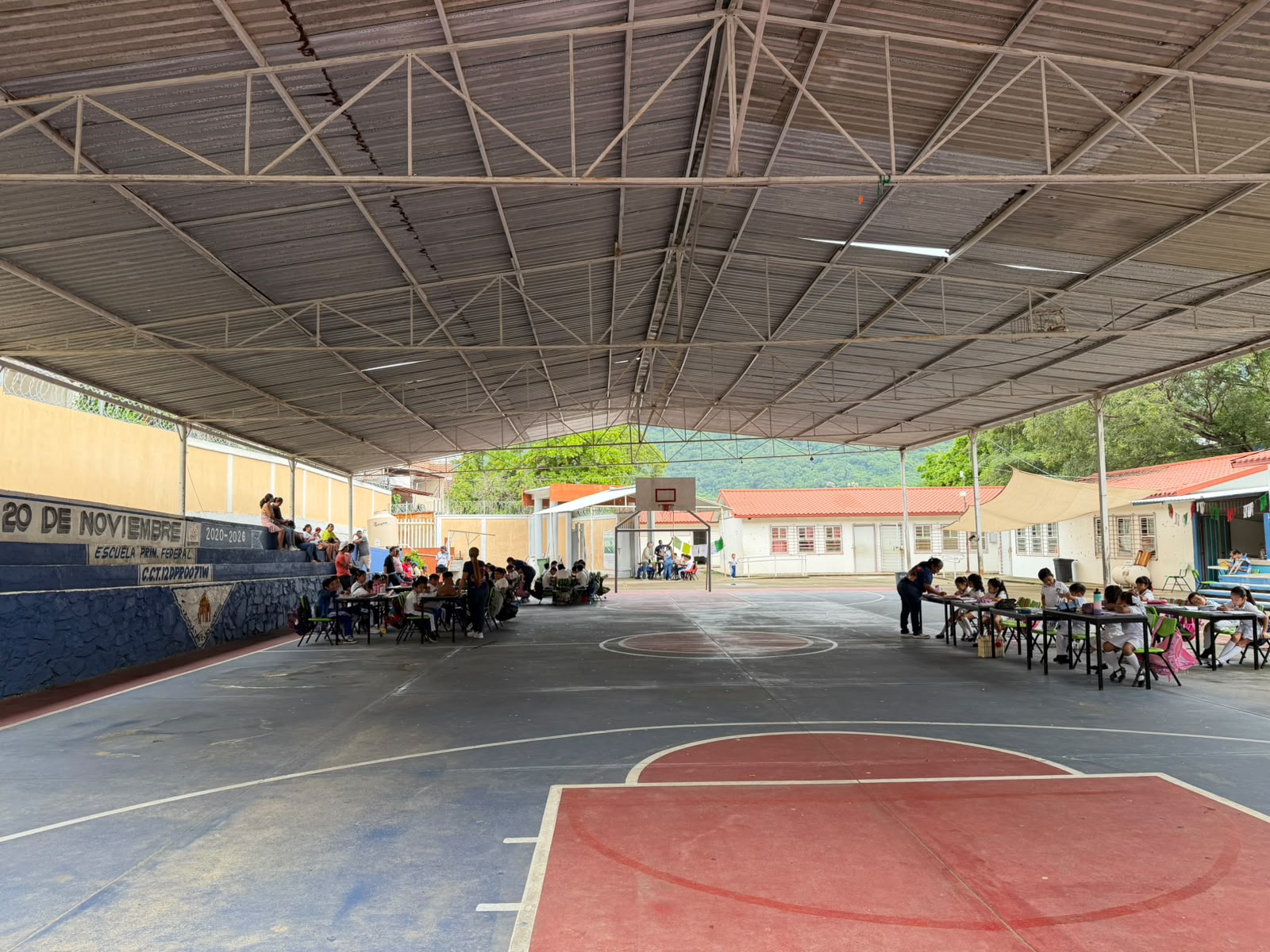 Primaria 20 de Noviembre: Toman clases afuera de sus salones por riesgo estructural